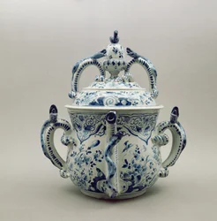 Lambeth Delftware käsilaukku, sininen ja valkoinen, n. 1695 (keraaminen)